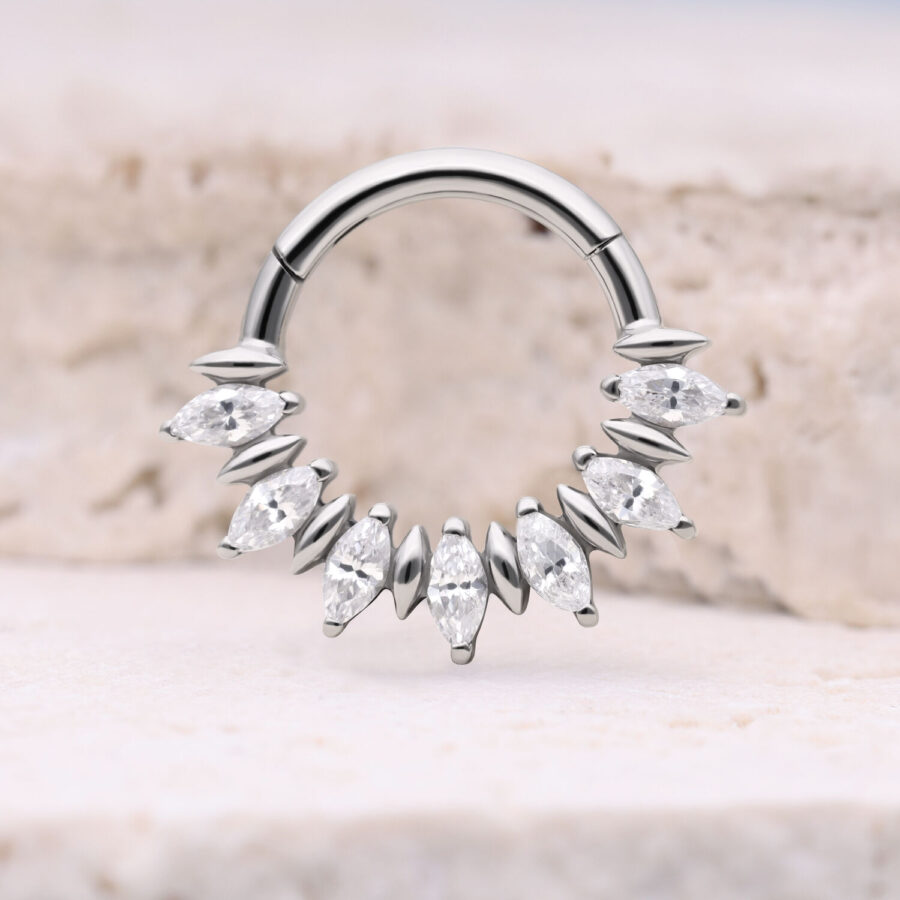 Clicker de septum plateado con piedras marquise brillantes sobre fondo claro