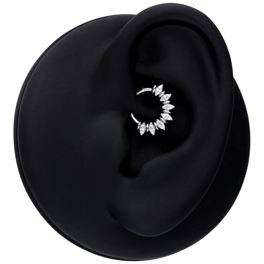 Marquise Sunburst Septum Clicker plateado en modelo de oreja negra