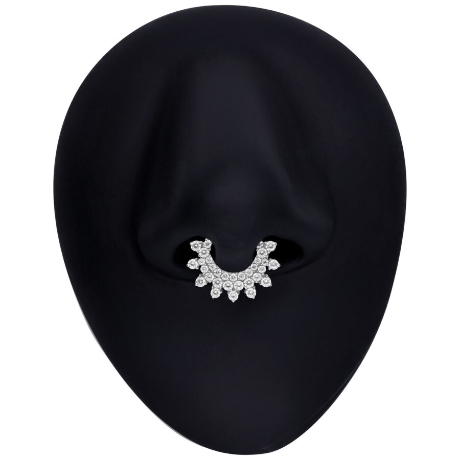 Clicker de septum plateado con cristales brillantes sobre fondo negro