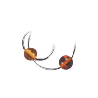 Dos bolas Clip-In de color ámbar en anillos de piercing plateados sobre fondo blanco