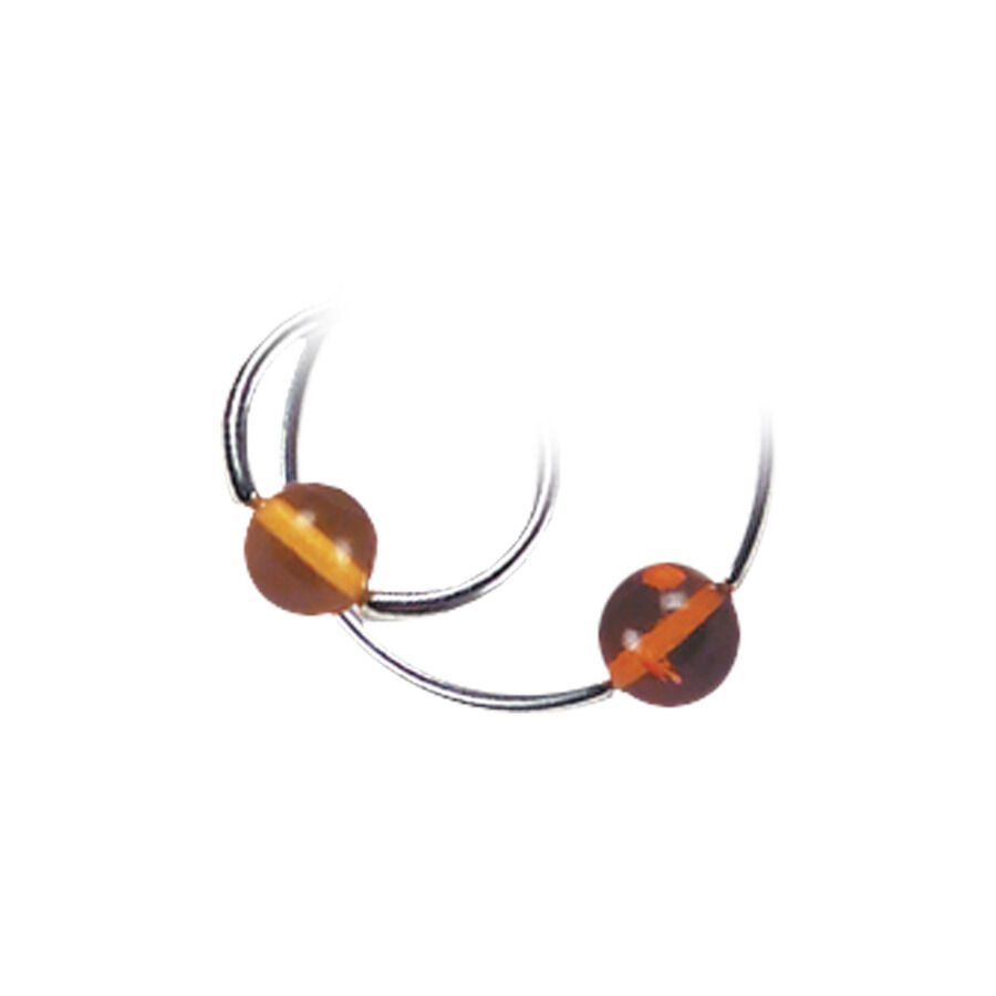 Dos bolas Clip-In de color ámbar en anillos de piercing plateados sobre fondo blanco