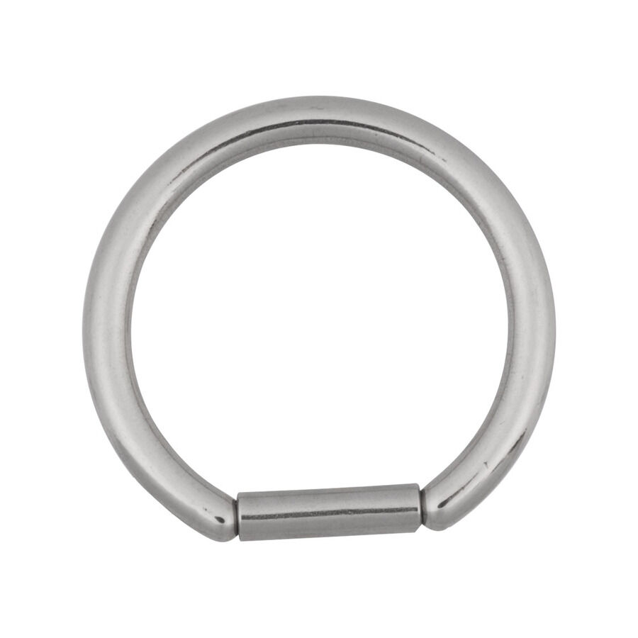 Anillo segmentado redondo plateado de acero quirúrgico sobre fondo blanco