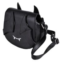 Schwarze Umhängetasche in Fledermaus-Form mit verstellbarem Riemen auf weißem Hintergrund