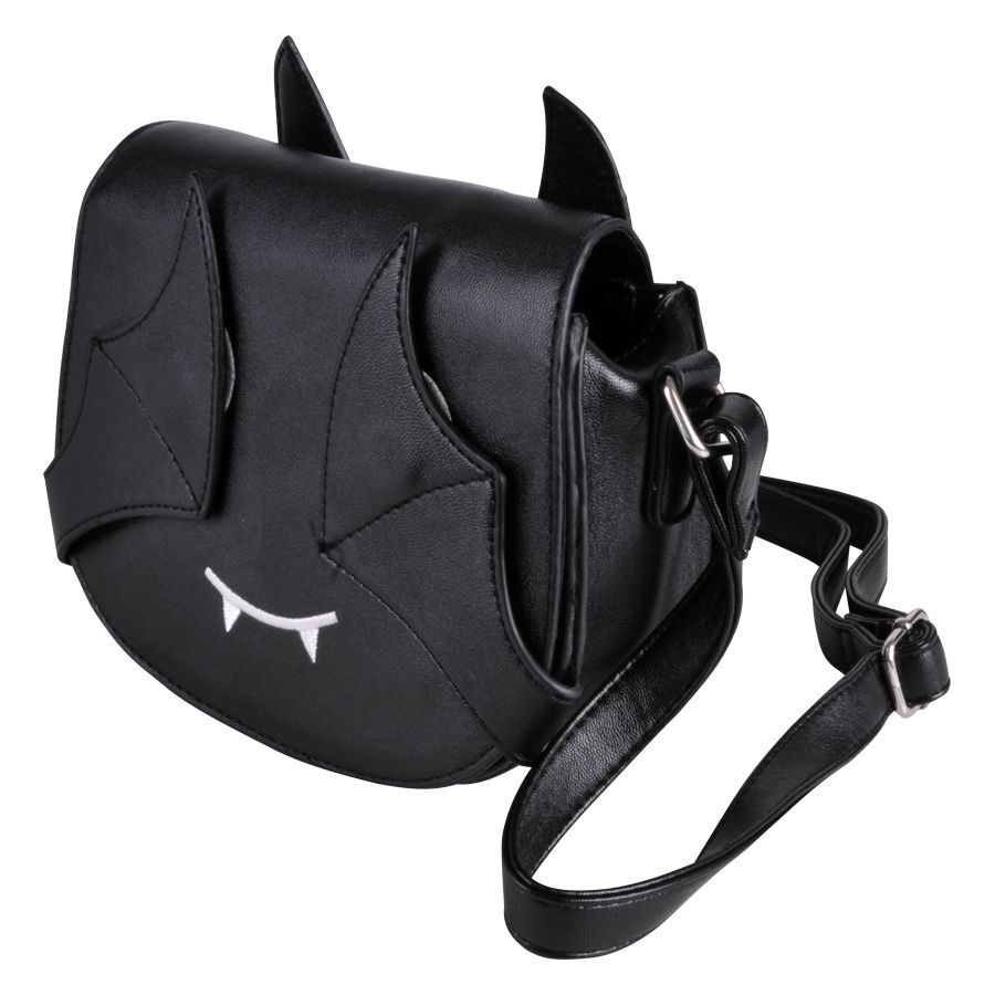 Schwarze Umhängetasche in Fledermaus-Form mit verstellbarem Riemen auf weißem Hintergrund