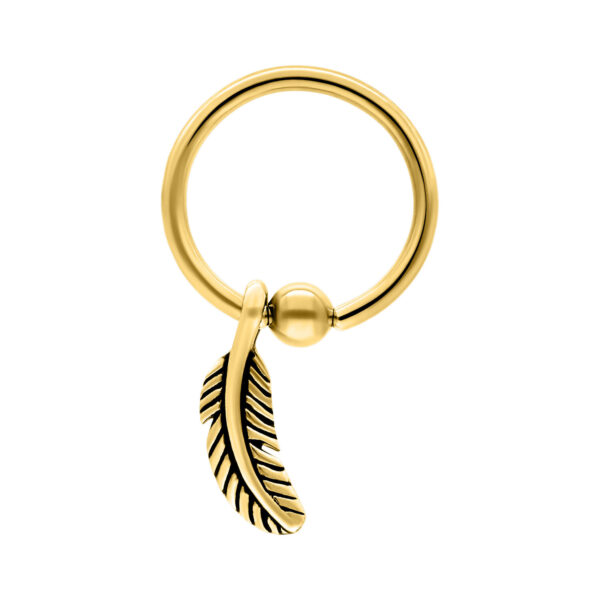 Clip en anillo dorado con colgante de pluma sobre fondo blanco
