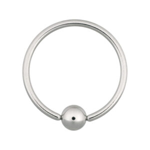 Aro clip Ball Closure de acero quirúrgico plateado con cierre de bola sobre fondo blanco