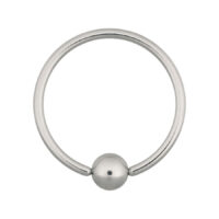 Aro Ball Closure de acero quirúrgico plateado sobre fondo blanco