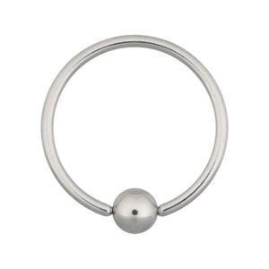 Aro Ball Closure de acero quirúrgico plateado sobre fondo blanco