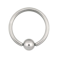 Aro Clip in de acero quirúrgico plateado con cierre de bola sobre fondo blanco