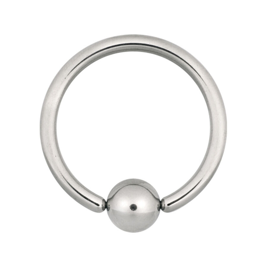 Aro Clip in de acero quirúrgico plateado con cierre de bola sobre fondo blanco