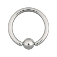 Aro Clip in de acero quirúrgico plateado sobre fondo blanco