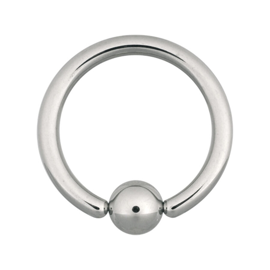 Aro Clip in de acero quirúrgico plateado sobre fondo blanco