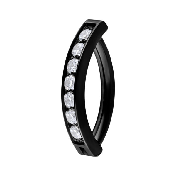 Clicker para el ombligo de titanio negro con cristales claros sobre fondo blanco