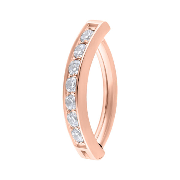 Clicker para ombligo de oro rosa con cristales claros sobre fondo blanco