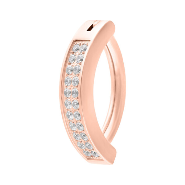 Clicker para ombligo de oro rosa con doble fila de cristales sobre fondo blanco