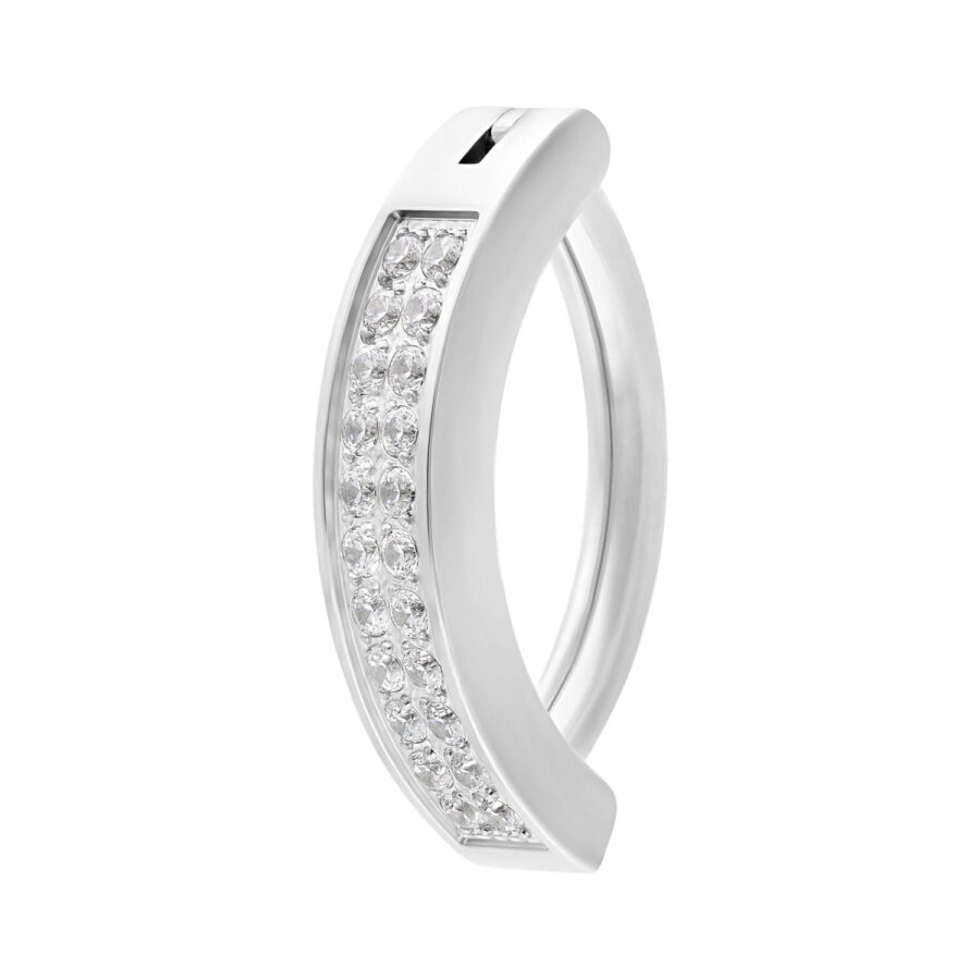 Clicker de ombligo plateado con doble arco de cristal sobre fondo blanco