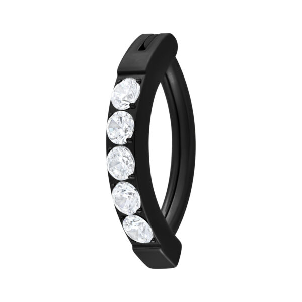 Clicker negro de titanio para ombligo con cinco cristales claros sobre fondo blanco