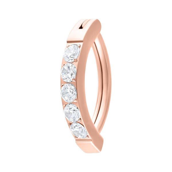 Clicker para ombligo en oro rosa con cinco cristales claros sobre fondo blanco