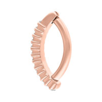 Anillo de piercing en oro rosa con cristales claros sobre fondo blanco