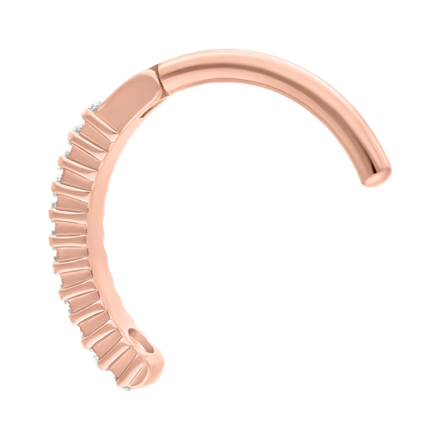 Clicker para el ombligo de oro rosa con cristales claros sobre fondo blanco