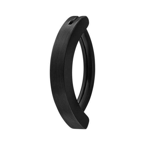 Clicker negro de titanio para ombligo sobre fondo blanco