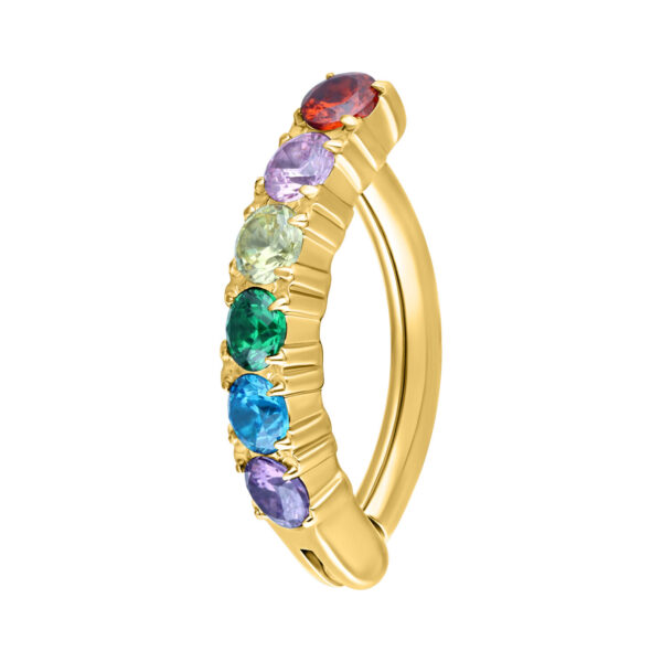 Clicker de ombligo dorado con siete cristales de colores sobre fondo blanco