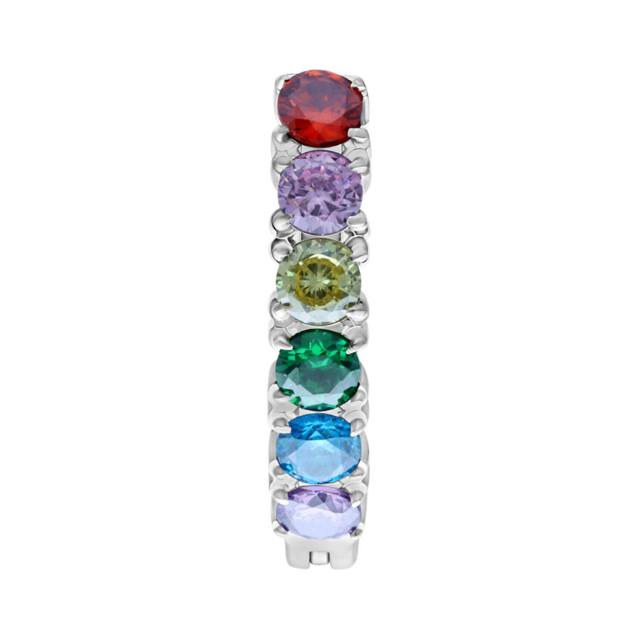 Clicker de ombligo plateado con cristales de arcoíris sobre fondo blanco