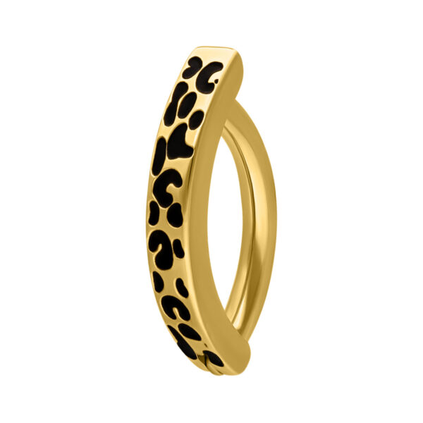 Clicker de ombligo de titanio dorado con estampado de leopardo negro sobre fondo blanco