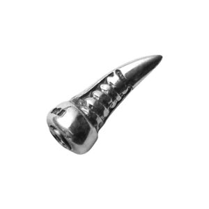 Accesorio plateado con diseño biomecánico sobre fondo blanco