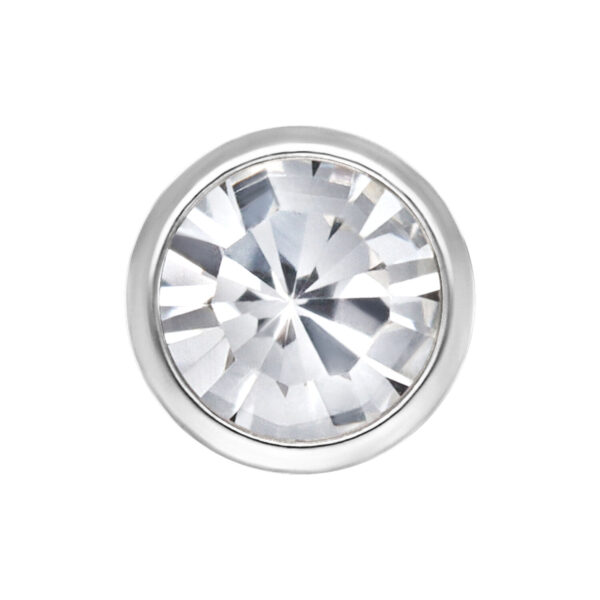 Accesorio de piercing de cristal claro de titanio sobre fondo blanco