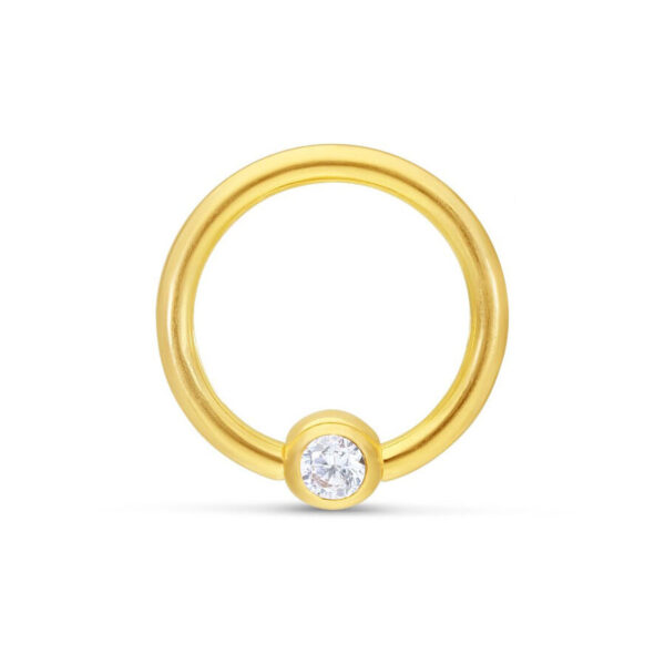 Anillo de clip de oro de 18K con cristal claro sobre fondo blanco
