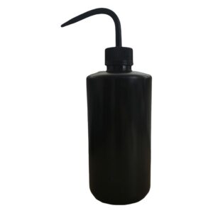 Schwarze 500 ml Wash Bottle mit geschwungenem Ausguss auf weißem Hintergrund