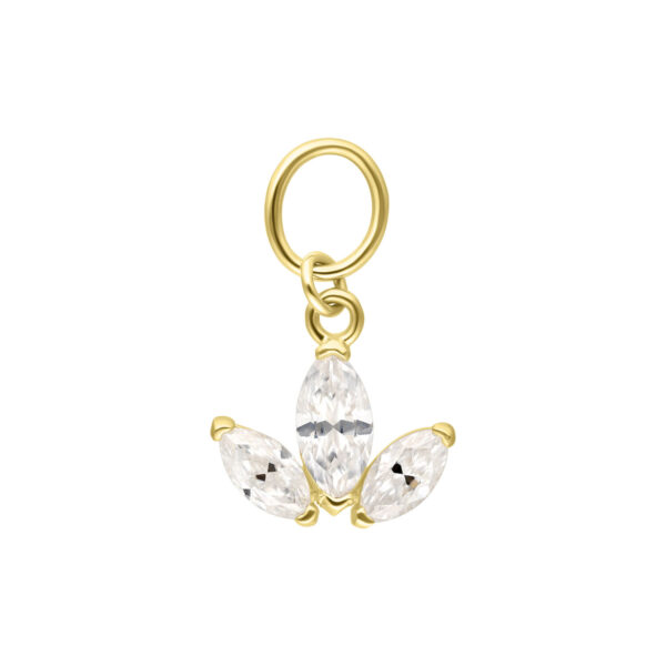 Colgante de loto dorado con tres piedras claras de moissanita sobre fondo blanco