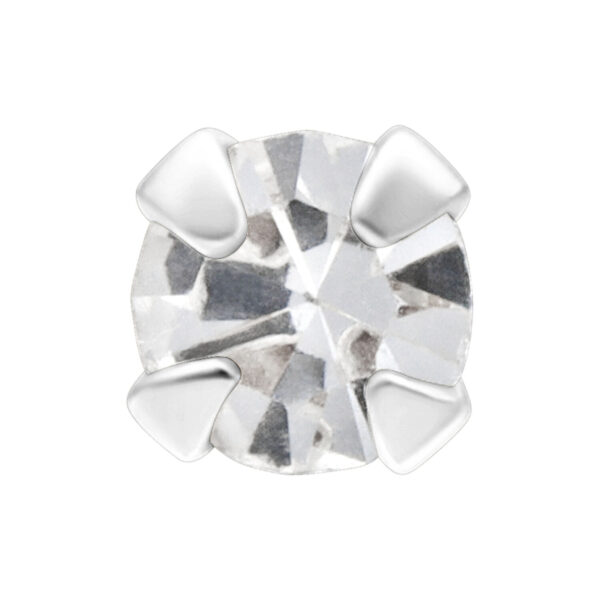 Accesorio de plata con piedra cristalina sobre fondo blanco