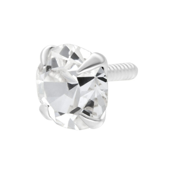 Accesorio de plata para piercing con piedra cristalina sobre fondo blanco