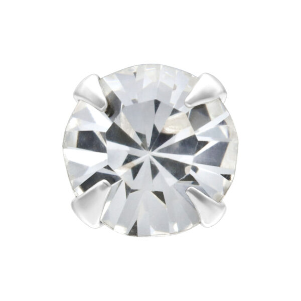 Accesorio de plata con piedra cristalina sobre fondo blanco