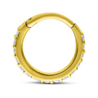 Aro de piercing de oro con diamantes claros sobre fondo blanco