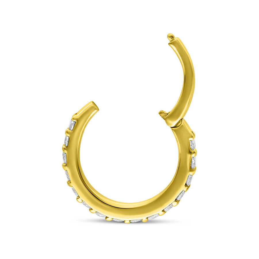 Aro de oro con diamantes brillantes sobre fondo blanco