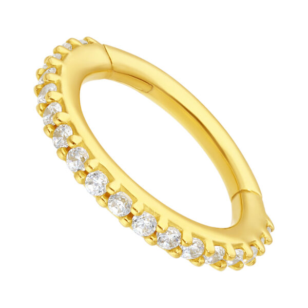 Anillo dorado de 18K con cristales claros sobre fondo blanco