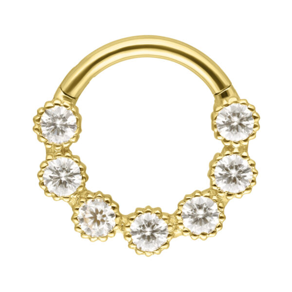 Anillo de septum dorado con siete cristales redondos de moissanita sobre fondo blanco