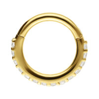 Aro de nariz dorado con piedras de Moissanita sobre fondo blanco