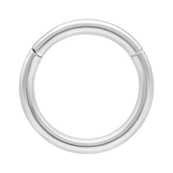 Brillante anillo de piercing de 14K oro blanco sobre fondo blanco