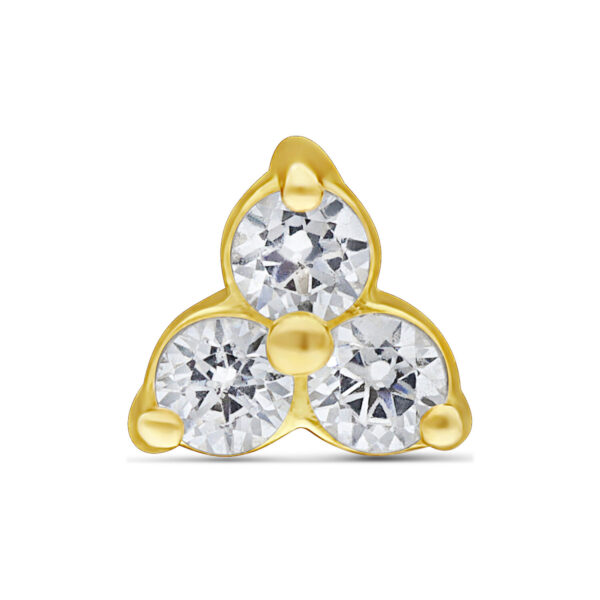 Adorno Trinity de 18K Oro con piedras cristalinas sobre fondo blanco