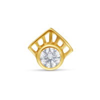 Accesorio de piercing de oro con cristal claro sobre fondo blanco