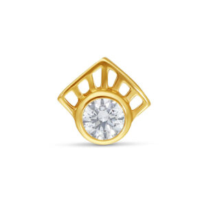 Accesorio de piercing de oro con cristal claro sobre fondo blanco