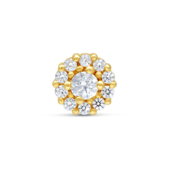 Accesorio de oro con cristales claros sobre fondo blanco