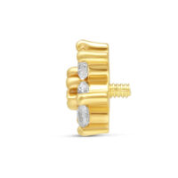 Accesorio dorado en forma de flor con cristales claros, sobre fondo blanco