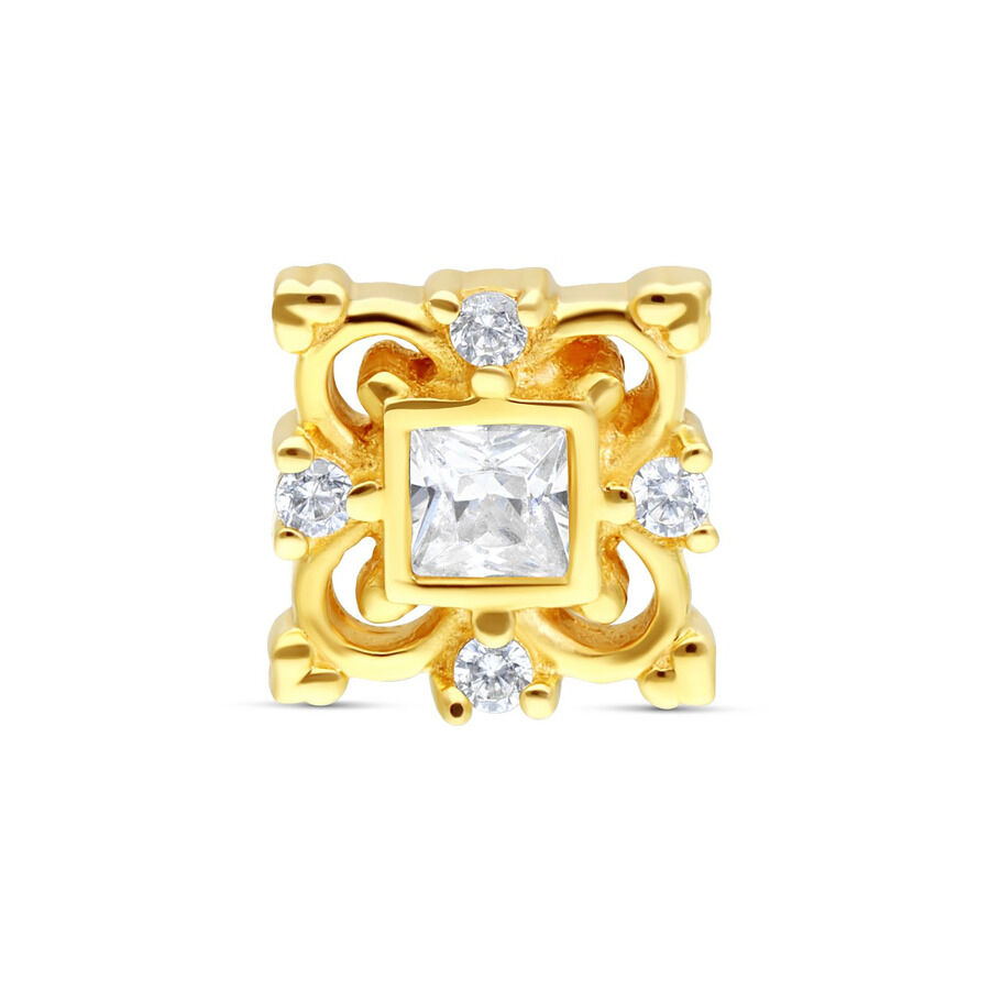 Colgante dorado en forma de flor con cristales claros sobre fondo blanco