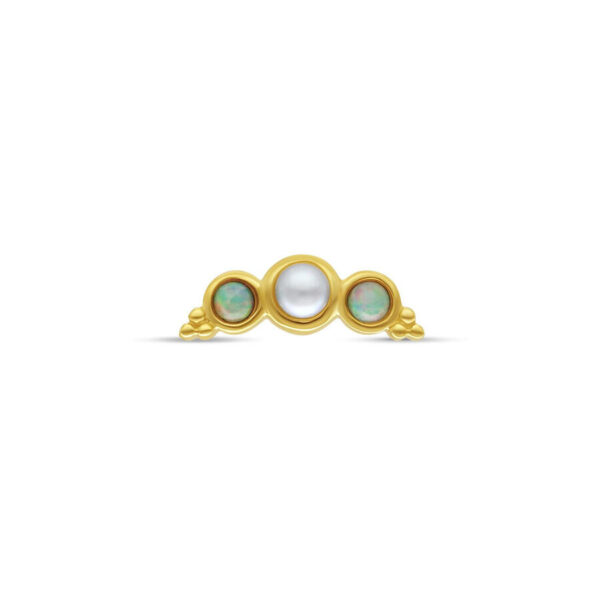 Accesorio de oro con perla central y dos ópalos, sobre fondo de estudio