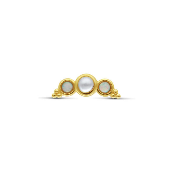 Accesorio de piercing de oro con ópalo sintético y perla sobre fondo blanco